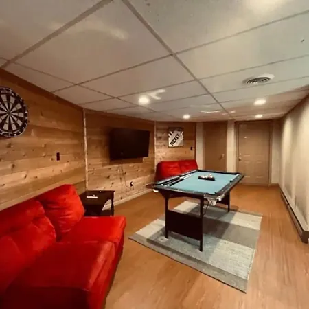 Cabin With Treehouse Views, 3 King Beds, 4 Bunks, And Large Hot Tub!